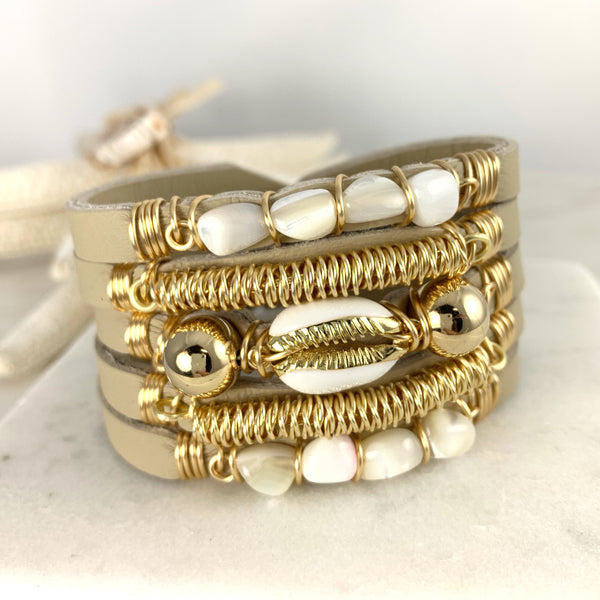 Maxi Cuff Leather / White Cowrie Shell / Gold Plated